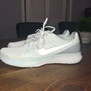White nike free run shoes